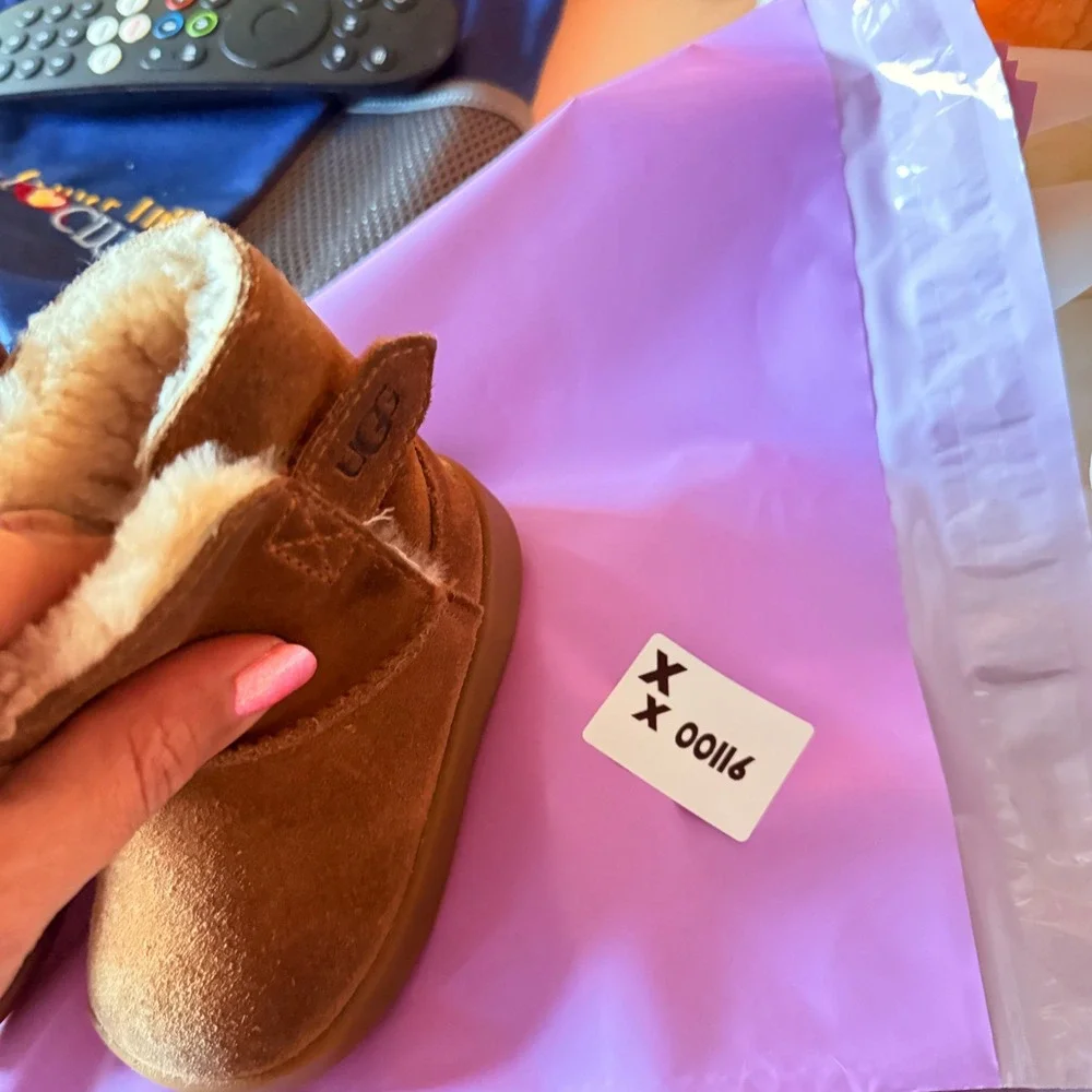 UGG Kids Keelan Chestnut Boots 4 Suede Sheepskin Lining Hook and Loop Closure